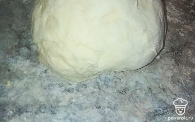 Замесите тесто и оставьте в теплом месте на 20 минут.