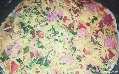 Раскатайте тесто в круг, переложите в форму для запекания, смажьте кетчупом, выложите начинку (колбаса, оливки, грибы, помидоры,сыр). Выпекайте в духовке при температуре 220 градусов 25 минут.