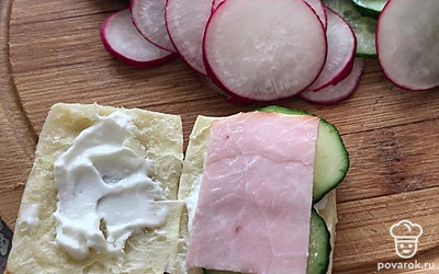 Затем положите колбасу.