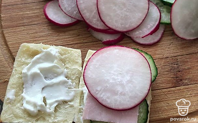 Тонким слоем выложите редис.