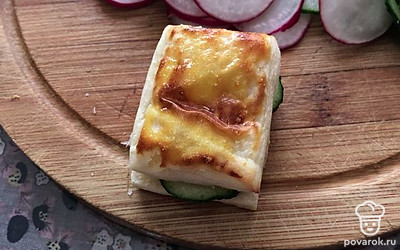 Накройте второй частью слойки.