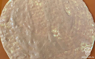 Смазываем тесто соусом обильно.