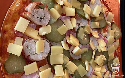 Когда тесто начнет подрумяниваться, выкладываем сыр моцарелла и отправляем допекаться в духовку на 2-3 минуты.