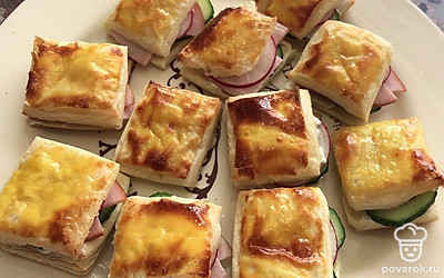 Разложите закуски на большом блюде. 