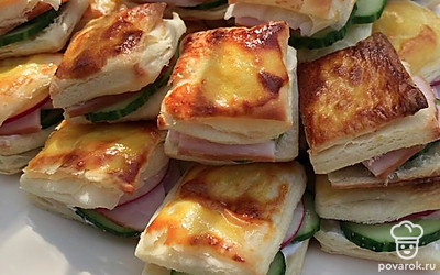 Получается аппетитная закуска, которая съедается очень быстро. Подавайте с любыми напитками.