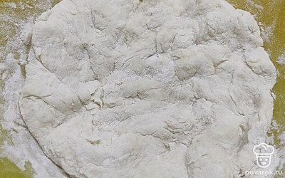 Делаем домашнее тесто. Смешиваем муку с молоком, добавляем немного соли, 10 грамм, и сахара щепотку, разрыхлитель.