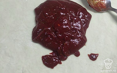 Катаем лист тоненький, круглый и обмазываем кетчупом сверху или томатной пастой.