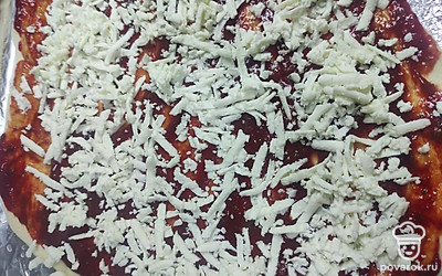 Натираем на терке адыгейский сыр и укладываем сверху. 