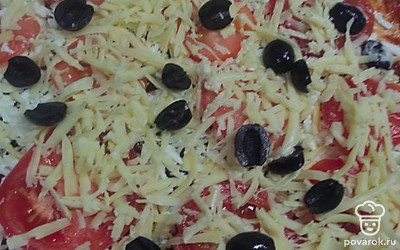 Нарезаем мелко помидоры, 2 штуки, кольцами тоненькими и укладываем поверх пиццы. Затем тертый сыр и маслины.