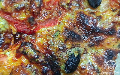 Подаем пиццу горячей, можно посыпать сверху базиликом. 