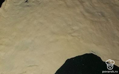 Раскатайте тесто и положите на противень.