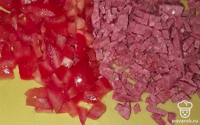 Нарежьте ингредиенты.