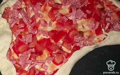 Тесто смажьте кетчупом и выложите ингредиенты. Поставьте в духовку на 25 минут при температуре 190 градусов.