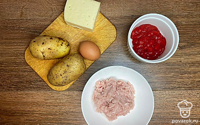 Подготовьте все ингредиенты. Сыр и картофель натрите на крупной терке.