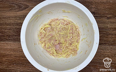 Смешайте ингредиенты до однородной массы. Посолите, поперчите.