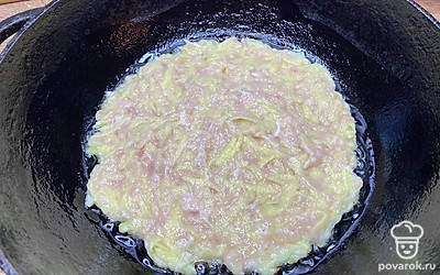 Распределите массу на разогретой сковороде вилкой. Она должна быть не слишком тонкой, но и не слишком толстой.