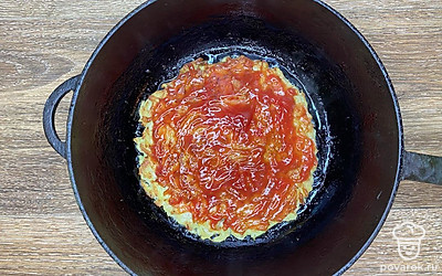 Переверните и смажьте основу томатным соусом. Готовьте под крышкой 4-5 минут