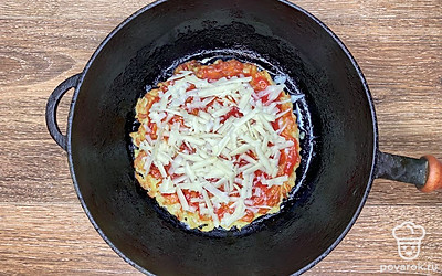 Сверху посыпьте сыром. Накройте крышкой и томите еще 2 минуты, до расплавления сыра.