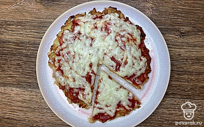 Подавайте к столу горячей, красиво нарезав на куски.