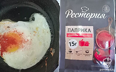 Яйцо разбейте в сковороду с раскаленным растительным маслом. Посыпьте паприкой и солью. 