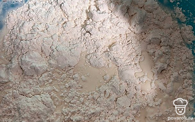 Смешиваем молоко с яйцом и мукой, замешиваем тесто.