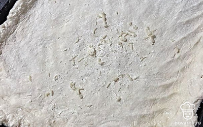 Тесто раскатываем на противне.