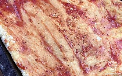 Смазываем кетчупом.