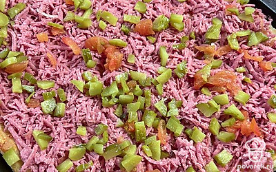 Поверх колбасы раскладываем нарезанные соленые огурцы.