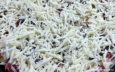 В финале натираем сыр. Пиццу закрываем сыром, убираем в духовку на 35-40 минут при 180 градусах.