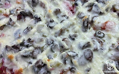 Подаем на противне, заранее порезав на кусочки.