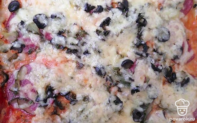 Пицца с сыром и колбасой — Рецепт с фото
