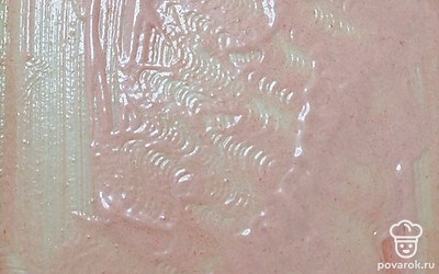 В миске хорошо перемешайте яйцо, воду, соль, сахар, растительное масло. К полученной смеси понемногу всыпайте просеянную муку, постоянно помешивая. Замесите тугое тесто. Тонко раскатайте его. Выложите на противень. Смажьте пласт теста соусом, приготовленным из смеси кетчупа и майонеза.