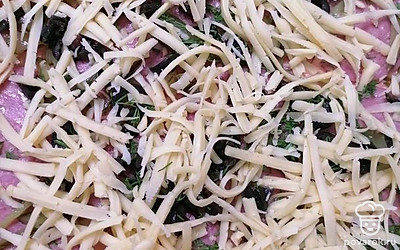 Сверху положите мелко нашинкованные огурцы, маслины и зелень. Посыпьте все тертым сыром и выпекайте в духовке при 180 градусах 20-30 минут, в зависимости от вашей техники.