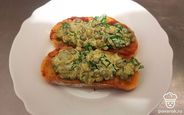 Нежные тосты из чиабатты с гороховым соусом — Рецепт с фото