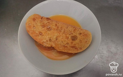 Взбейте яйцо. Чиабатту нарежьте. Ломтики чиабатты обмакните в яйцо.