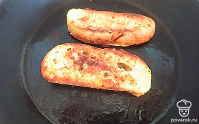 Обжарьте ломтики чиабатты на горячей сковороде с подсолнечным маслом с двух сторон до румяного цвета (5 минут).