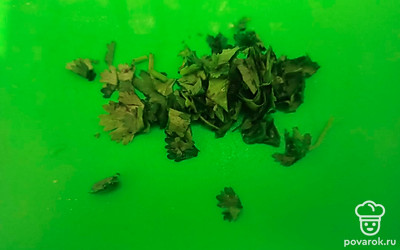 Кинзу нарежьте.