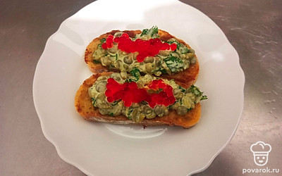 Украсьте красной имитированной икрой.