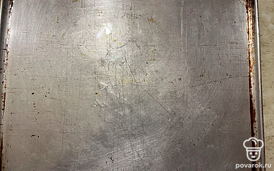 Одной столовой ложкой растительного масла смажьте форму для выпекания.