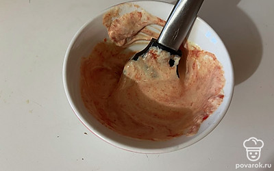 Для соуса соедините майонез и кетчуп.