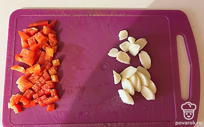 Мелко нарежьте сыр моцареллу и болгарский перец.