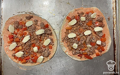 Далее на основа для пиццы выложите всю начинку из фарша и моцареллы.