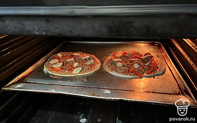 Отправьте пиццы в духовку выпекать на 15 минут при 180 градусах.