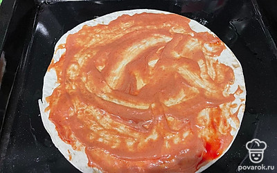 Смешайте кетчуп и майонез, смажьте получившейся массой лаваш.