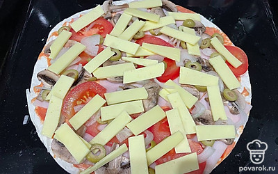 Нарежьте на тонкие ломтики растительный сыр и выложите сверху. Запекайте в разогретой до 180 градусов духовке 15 минут.