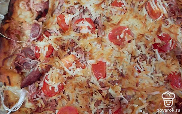 Пицца с колбасой, сыром и помидорами — Рецепт с фото