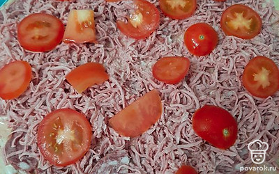 Выкладываем помидоры.