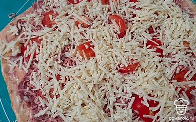 Посыпаем сыром.