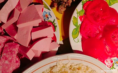 Замесить тесто дрожжевое. Приготовить начинку: колбасу, сыр, кетчуп, майонез, помидоры, каперсы. 