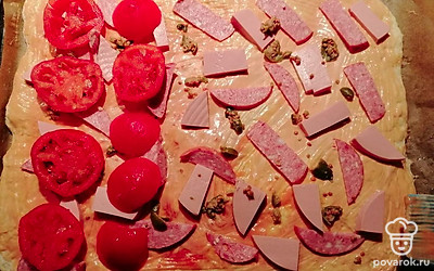 Раскатать тесто по форме, смазать майонезом, кетчупом. Разложить начинку.